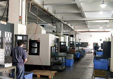 嚴格控制加工質(zhì)量，各類(lèi)儀器和檢具來(lái)保證精度