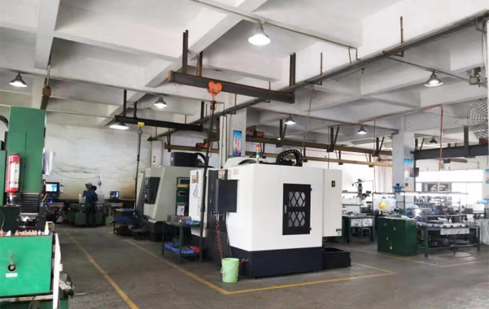 自有模具車(chē)間，擁有模具制作需要的各種機床、火花機、線(xiàn)切割機等設備，按客戶(hù)不同需要開(kāi)發(fā)新模。