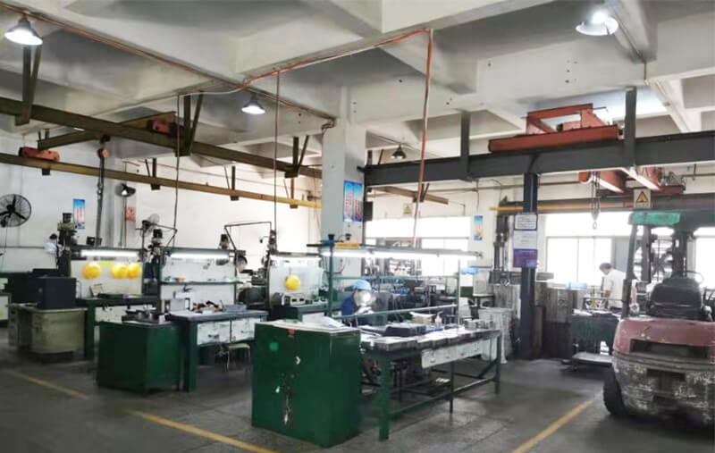 模房：線(xiàn)切割機，火花機，銑床，大磨床，精雕機共30臺。