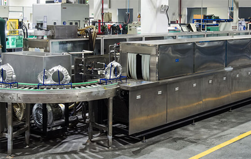 表面處理：噴砂，噴油，噴漆，噴粉，拋丸，流水線(xiàn)烘干線(xiàn)，超聲波清洗，磨光等共37臺。